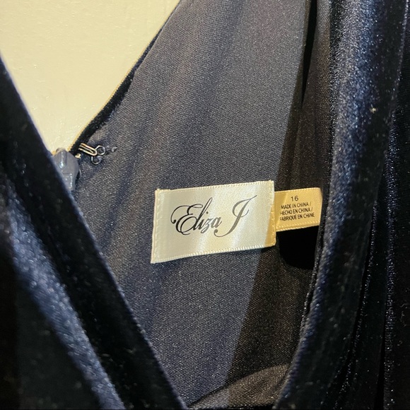 Eliza J Surplice-Neck Velvet Sheath Dress - Picture 4 of 8